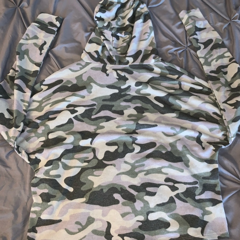 CROP TOP LONG SLEEVE *SIZE MEDIUM* NEVER USED